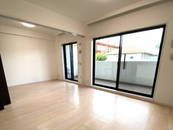 ���r���O -